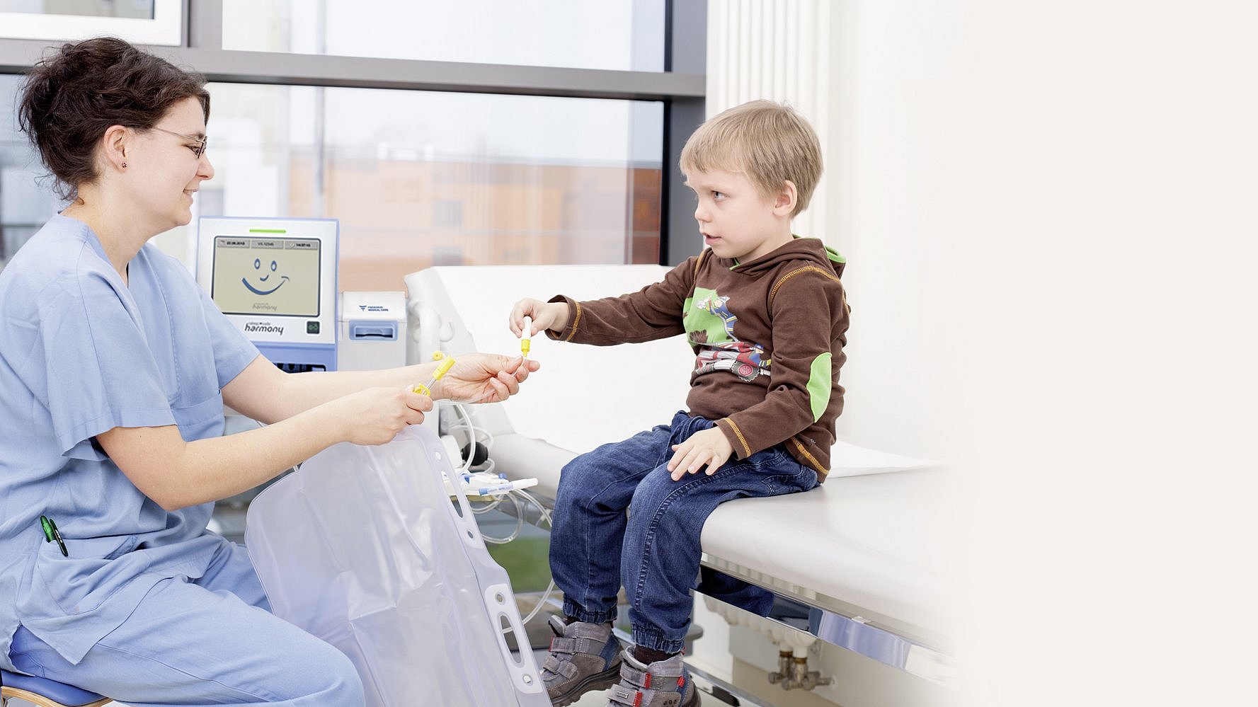 Dialisi peritoneale – bambino con infermiera