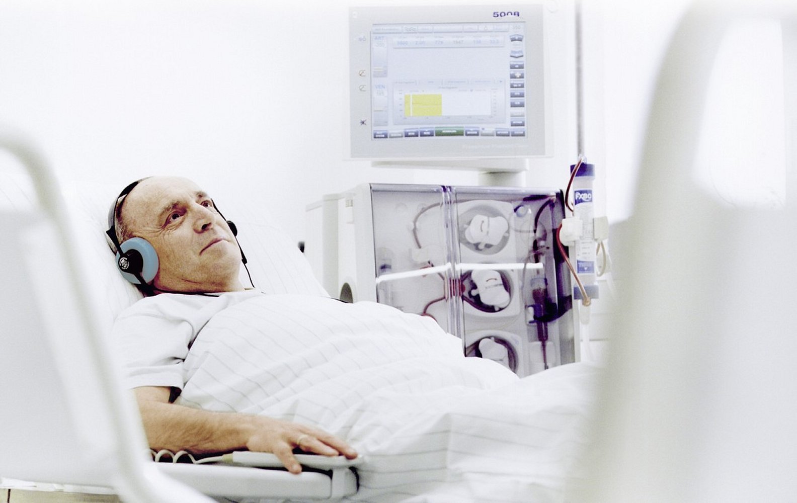 Paziente durante la dialisi presso il centro