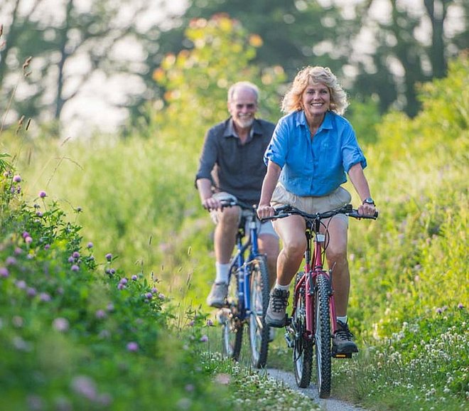 Coppia di anziani in bici