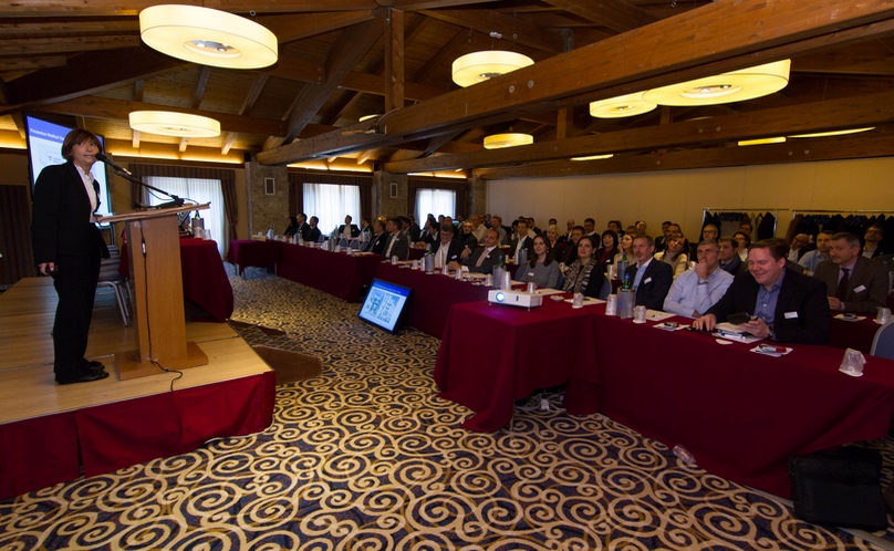 Persone che si incontrano all'evento aziendale