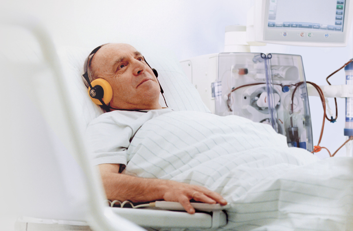 Paziente in un letto di dialisi mentre riceve un trattamento da una macchina CorDiax