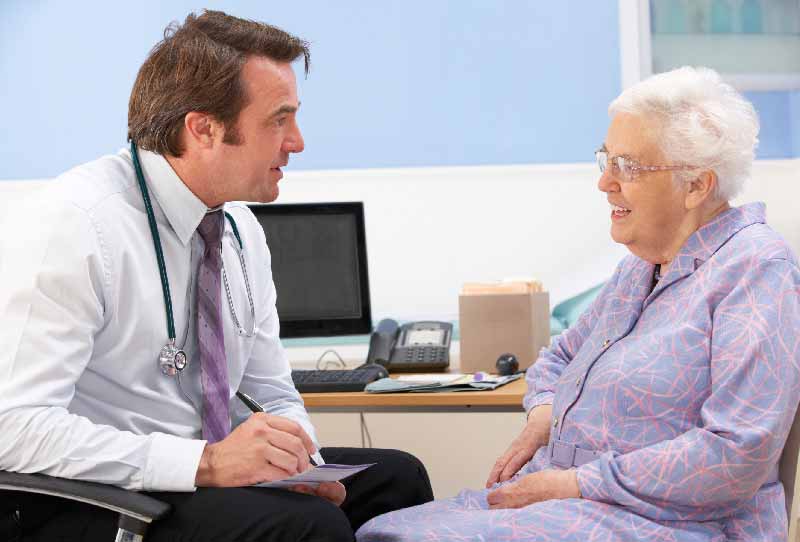 Consigli del medico a un’anziana paziente